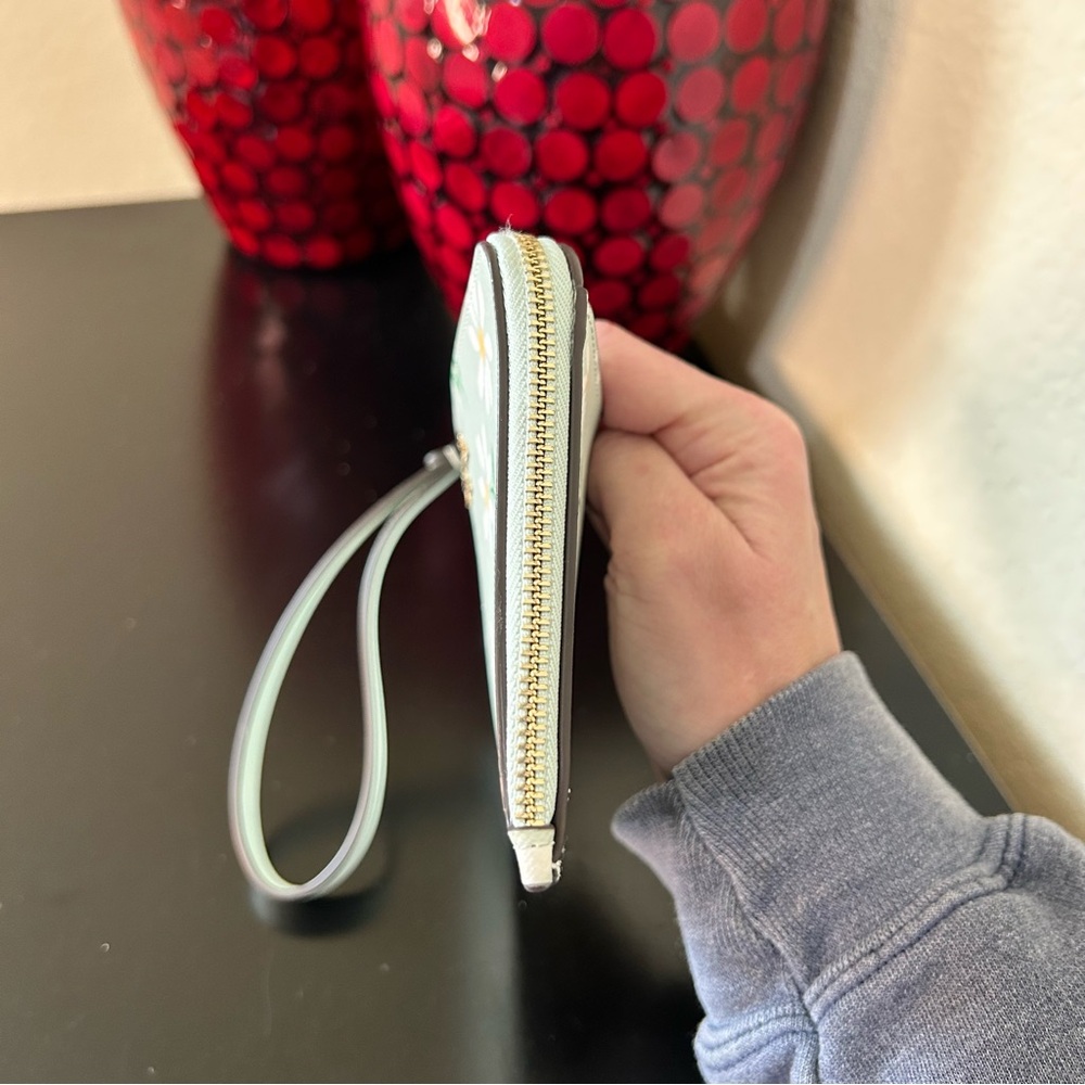 Kate Spade Lucy Day Tripper Daisy Medium L-Zip Wristlet - Picture 6 of 16